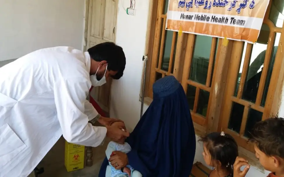 Afghanistan: Ein Arzt einer mobilen Klinik impft ein Kind | @UNICEF/Afghanistan/Israr Afghanistan: Ein Arzt einer mobilen Klinik impft ein Kind