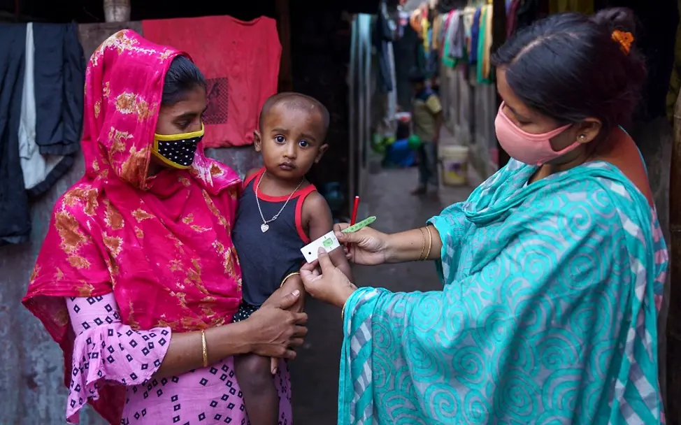 Ein Junge wird auf Mangelernährung untersucht. | © UNICEF/Himu Ein Junge wird auf Mangelernährung untersucht.