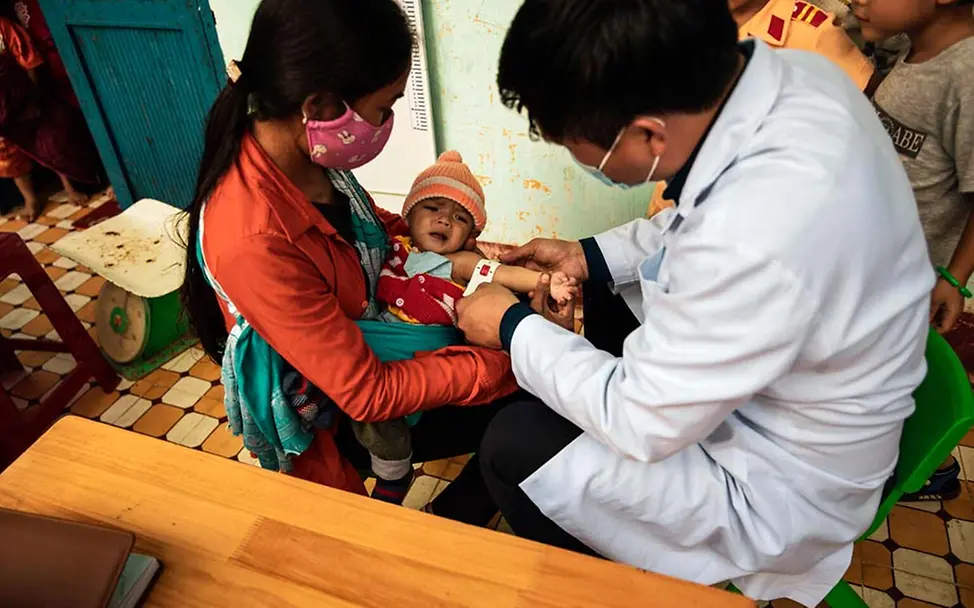 Mangelernährte Kinder erhalten von UNICEF spezielle therapeutische Nahrung. | © UNICEF/Truong Viet Hung Naturkatastrophen - spenden gegen Mangelernährung: Ein Kind in Vietnam wird untersucht.