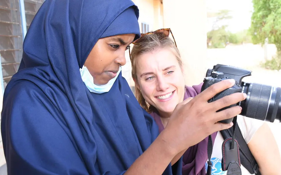 Ein Foto schießen: Wie funktioniert das? | © PNP / Eva Fischl Anzal und Katharina blicken auf eine Kamera.