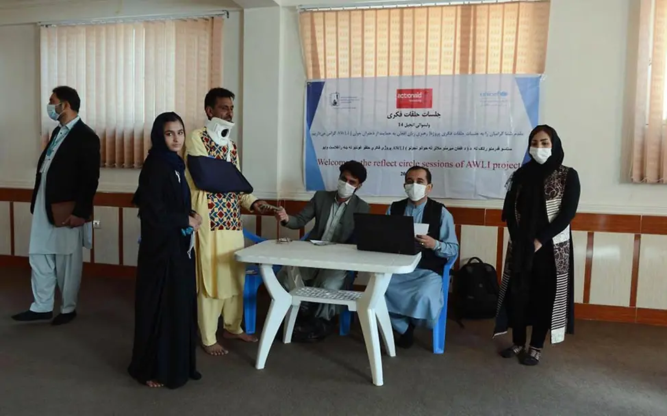 Hasiba und ihr Vater bekommen das Bargeld, das sie für die Schule braucht. | © UNICEF Afghanistan/2020/Karimi Bargeldhilfe (cash transfer): Cash-Programme in Afghanistan sollen die Bildungschancen für Mädchen verbessern.