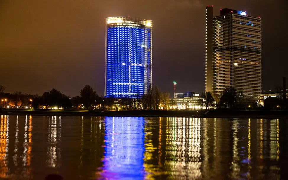 #TurnTheWorldBlue | © Deutsche Post DHL Group Der Posttower in Bonn leuchtet zum Tag der Kinderrechte blau.