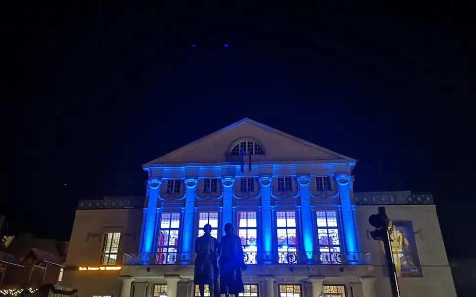 Das blau erleuchtete große Haus des Deutschen Nationaltheaters und der Staatskapelle Weimar