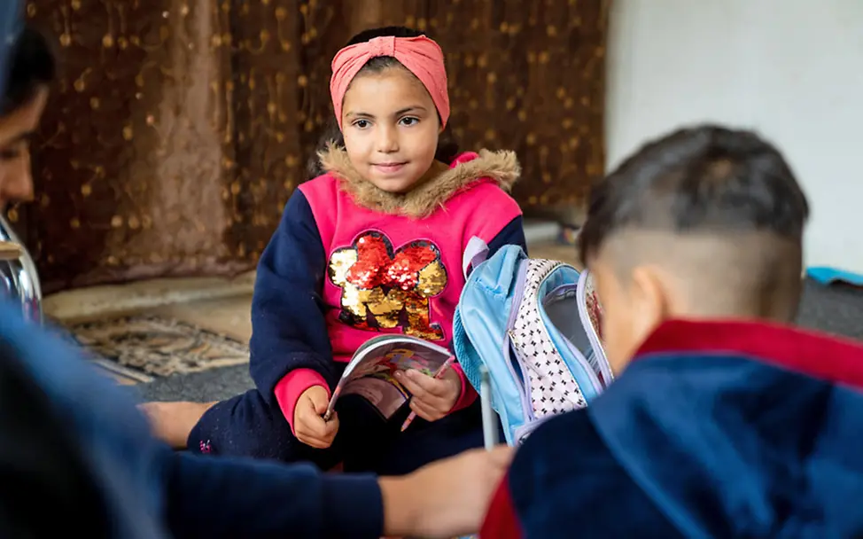 Ein syrisches Mädchen in Jordanien erhielt dank der UNICEF-Hilfe Schulmaterialien. | © UNICEF/Herwig Bargeldhilfe (cash transfer) in Syrien: Bargeldzahlungen helfen geflüchteten Kindern, weiter zur Schule zu gehen.
