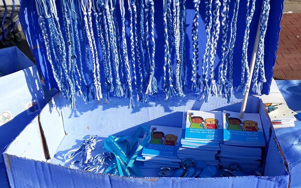 Freundschaftsbändchen in blau zum Motto des Aktionstages