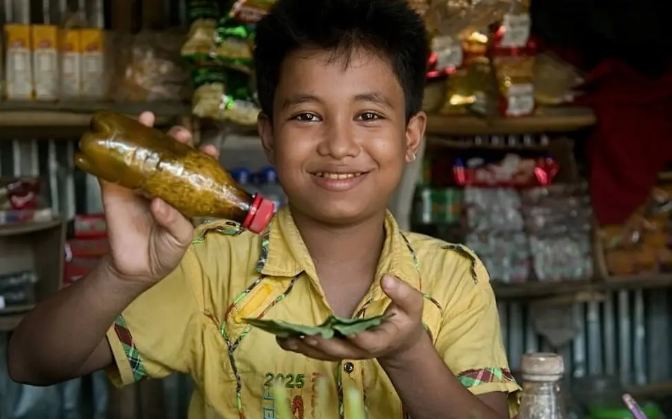 Jia geht nicht zur Schule und muss landestypische Sncaks verkaufen. | UNICEF Jia geht nicht zur Schule und muss landestypische Sncaks verkaufen.