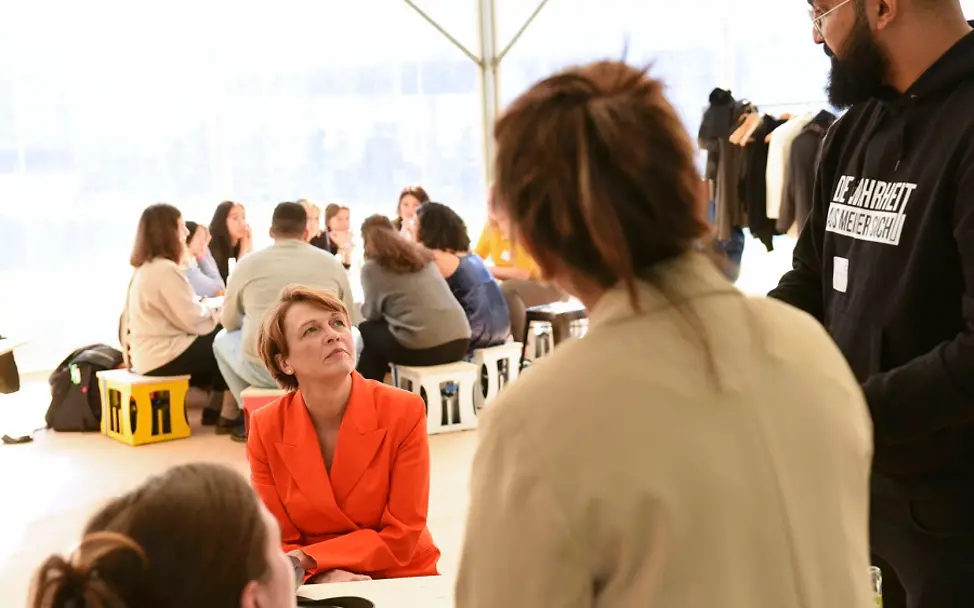 Jugendliche im Dialog mit dem Bundespräsidenten und Elke Büdenbender| © Bundespräsidialamt/Andrea Katheder Elke Büdenbender spricht mit Jugendliche über Themen, die sie beschäftigen.