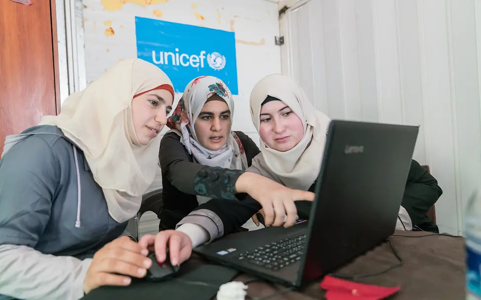 Drei Mädchen mit einem Laptop