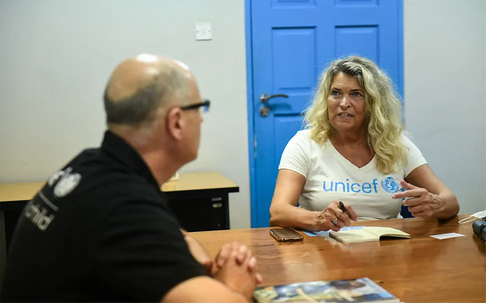 UNICEF in Malawi: Claudia Berger im Gespräch mit Rudolf Schwenk | © Thoko Chikondi/UNICEF UNICEF in Malawi: Claudia Berger im Gespräch mit Rudolf Schwenk