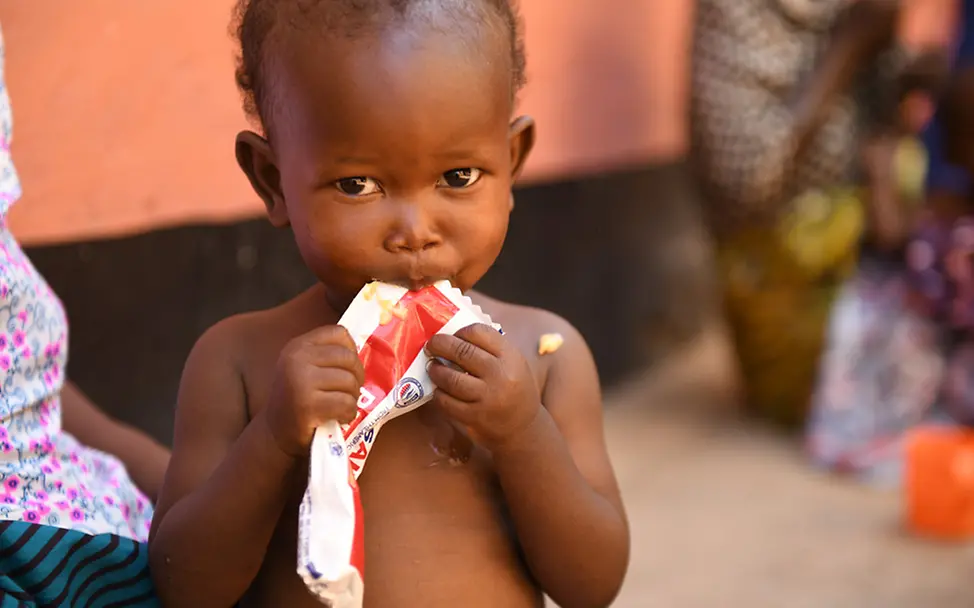 Malawi: Ein Kind isst Erdnusspaste | © Thoko Chikondi/UNICEF Malawi: Ein Kind isst Erdnusspaste