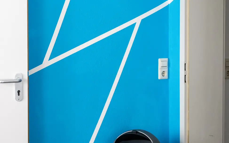 Eine Wand im UNICEF-Blau © Karolin Züll Eine Wand im UNICEF-Blau