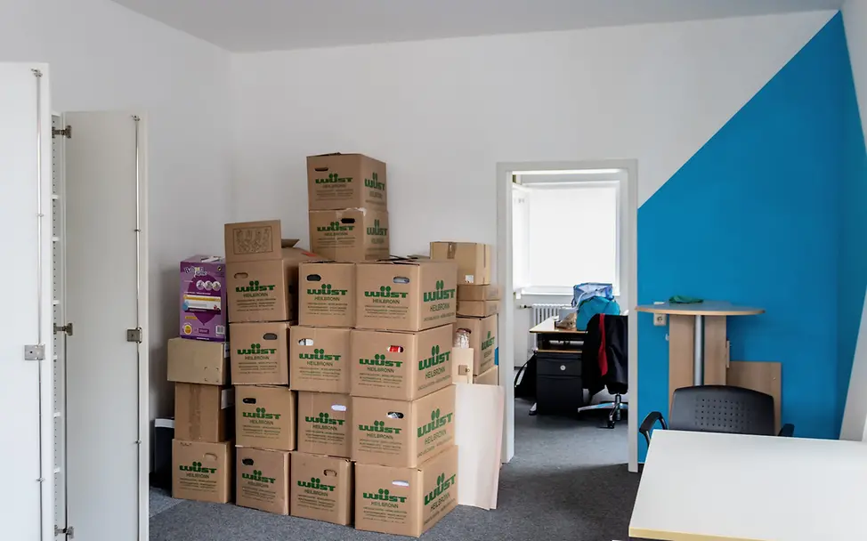 Der Blick aus dem Besprechungsraum auf die Kartons und in das Büro © Karolin Züll Der Blick aus dem Besprechungsraum auf die Kartons und in das Büro