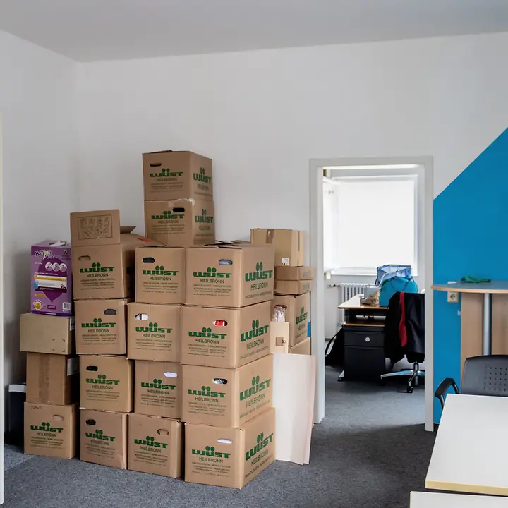 Der Blick aus dem Besprechungsraum auf die Kartons und in das Büro © Karolin Züll Der Blick aus dem Besprechungsraum auf die Kartons und in das Büro