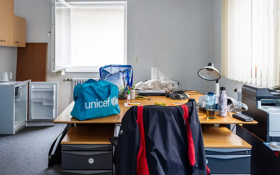 Unser neuer Büroraum mit Schreibtischen, einem Drucker und Schränken © Karolin Züll Unser neuer Büroraum mit Schreibtischen, einem Drucker und Schränken