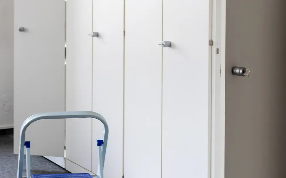 Die großen Schränke im Besprechungsraum © Karolin Züll Die großen Schränke im Besprechungsraum