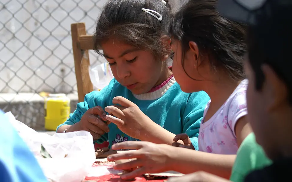 Berg-Kindertag in Argentinien: Zwei Mädchen beim Töpfern. | UNICEF Blog