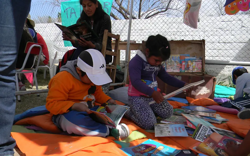 Argentinien: Kinder stöbern in den bereitgestellten Büchern. | UNICEF Blog