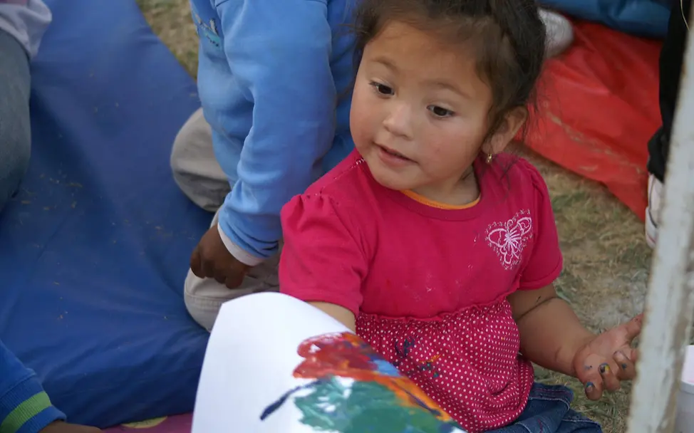 Kinderfest in Argentinien: Ein Mädchen malt ein Bild. | UNICEF Blog