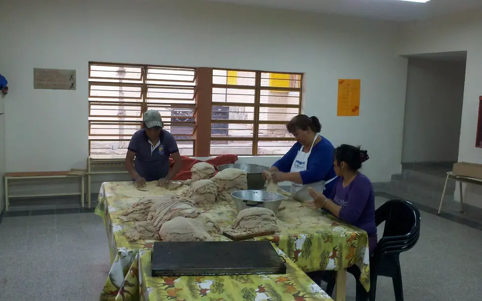 Frauen in einem argentinischen Dorf bereiten das Essen für ein Kinderfest vor. | UNICEF Blog