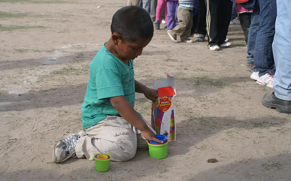 Argentinien: Ein Junge spielt mit einem neu gespendeten Spielzeug | UNICEF Blog