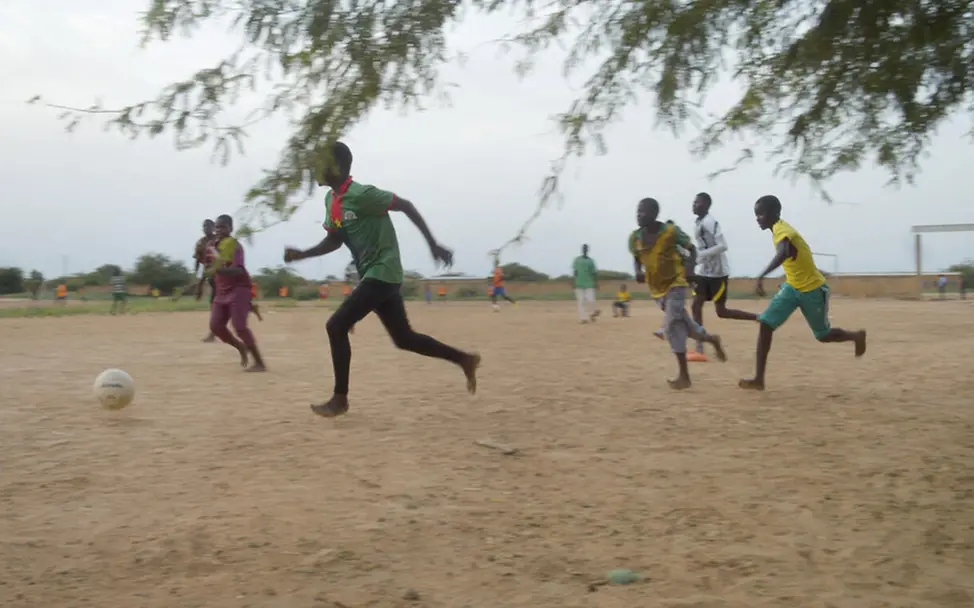 Burkina Faso: Jungen spielen Fußball
