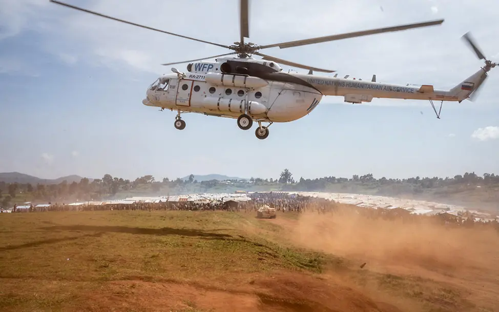 Kongo: Ein Hubschrauber liefert Hilfsgüter ins Flüchtlingscamp