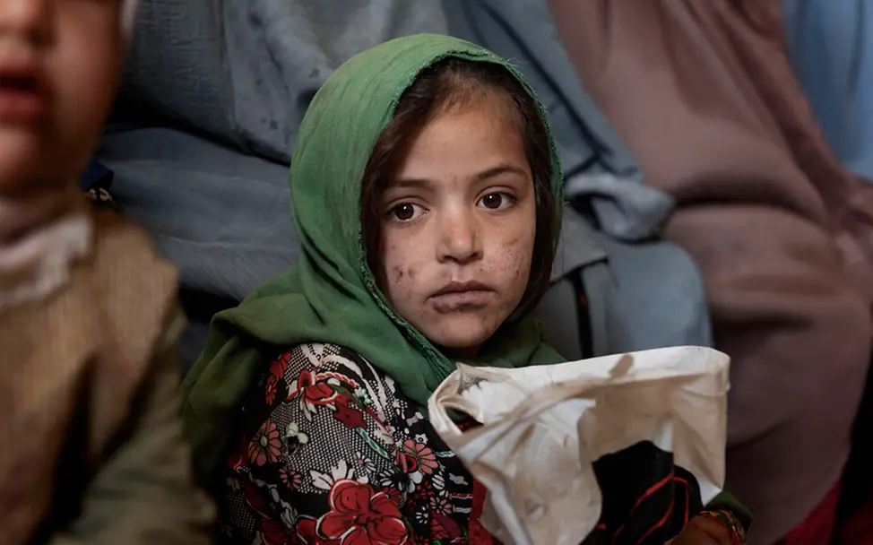 Afghanistan: Ein Mädchen braucht medizinische Hilfe und wartet in einer Gesundheitsstation | © UNICEF/Romenzi Afghanistan: Ein Mädchen braucht medizinische Hilfe und wartet in einer Gesundheitsstation