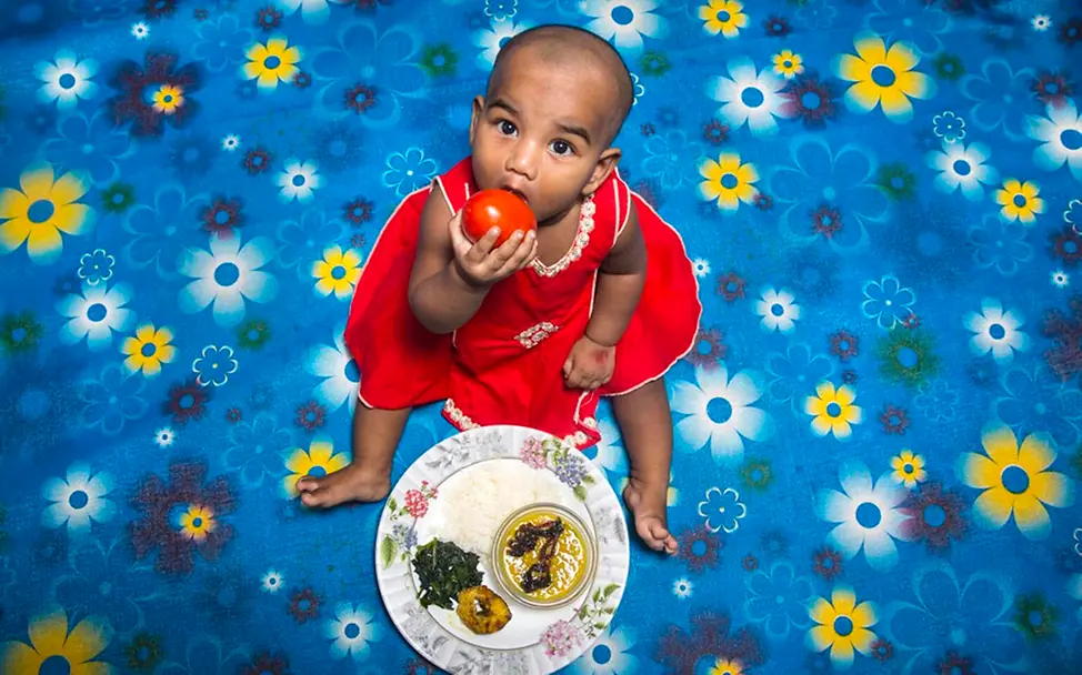 Bangladesch: Marium isst eine Tomate | © UNICEF/Mawa Bangladesch: Marium isst eine Tomate