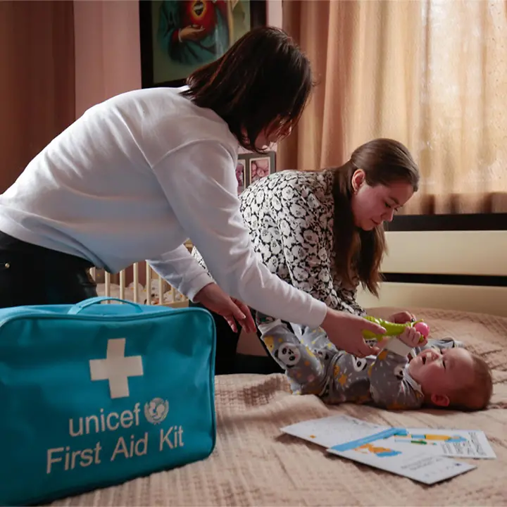 Erste-Hilfe-Sets können groß und klein bei Verletzungen versorgen Ein Erste-Hilfe-Set, mit dem ein Kleinkind versorgt wird