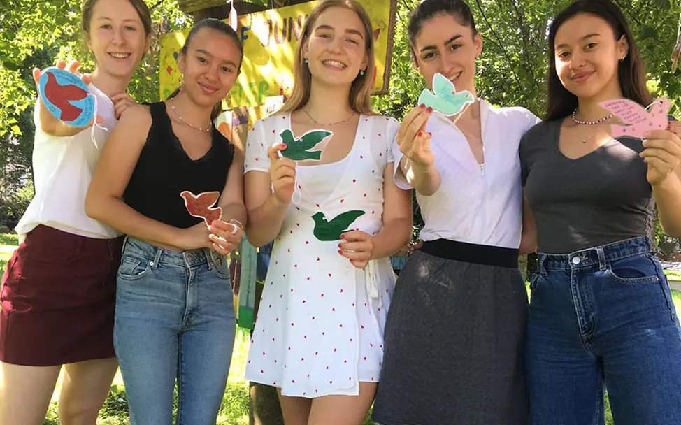 Das UNICEF Juniorteam aus Lörrach zeigt Friedenstauben | © UNICEF Juniorteam Lörrach Das UNICEF Juniorteam aus Lörrach zeigt Friedenstauben