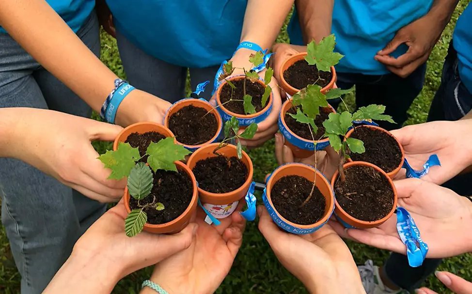 Das UNICEF Juniorteam Lörrach verteilt Baum-Setzlinge bei einer Aktion für Klimaschutz | © UNICEF Juniorteam Lörrach Das UNICEF Juniorteam Lörrach verteilt Baum-Setzlinge bei einer Aktion für Klimaschutz