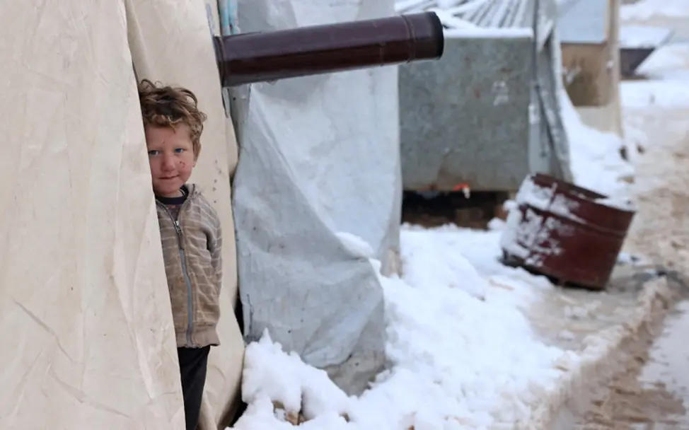 Syrien Krieg im Winter 2022: Ein Junge steht im Schnee am Eingang eines Zeltes