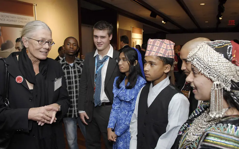 Vanessa Redgrave unterhält sich mit engagierten Jugendlichen. | © UNICEF/Berkwitz Vanessa Redgrave unterhält sich mit engagierten Jugendlichen.