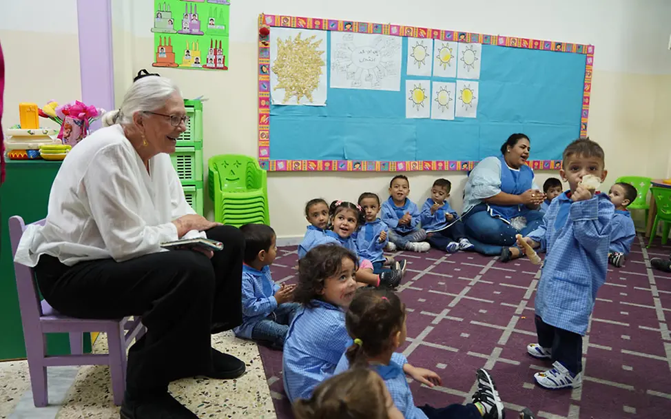 Vanessa Redgrave zu Besuch in einem libanesischen Kindergarten. | © UNICEF/Choufany Libanon: Vanessa Redgrave in einem Kindergarten.