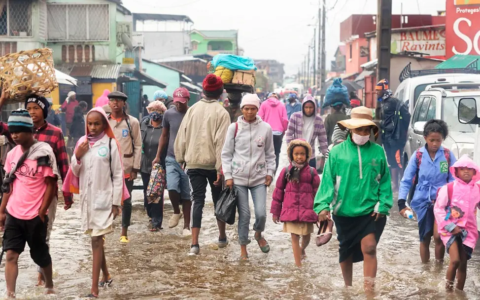 Tropensturm Ana: Kinder waten durchs Wasser
