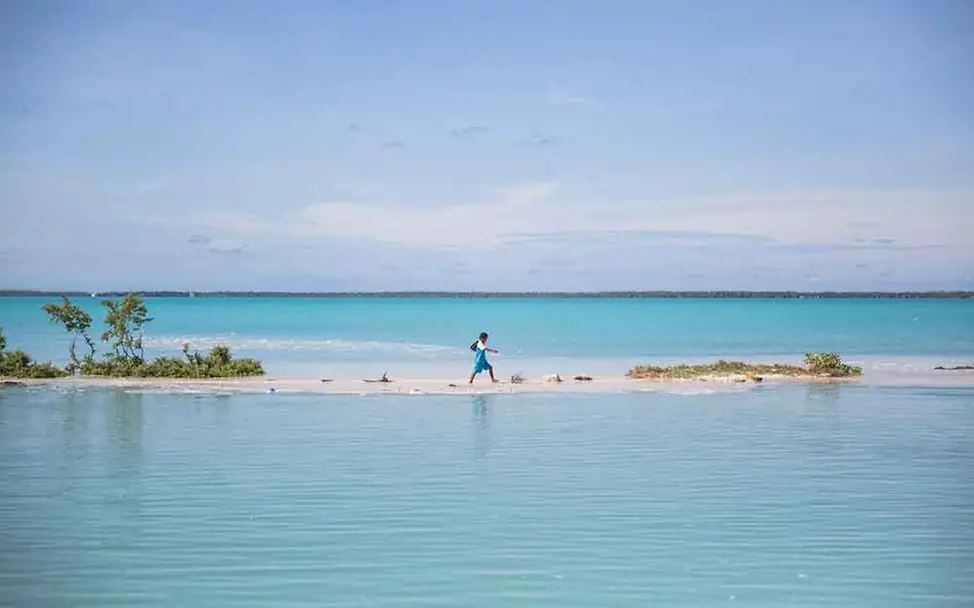 Eine Junge in Kiribati auf dem Weg von der Schule nach Hause. I © UNICEF/Sokhin Eine Junge in Kiribati auf dem Weg von der Schule nach Hause.