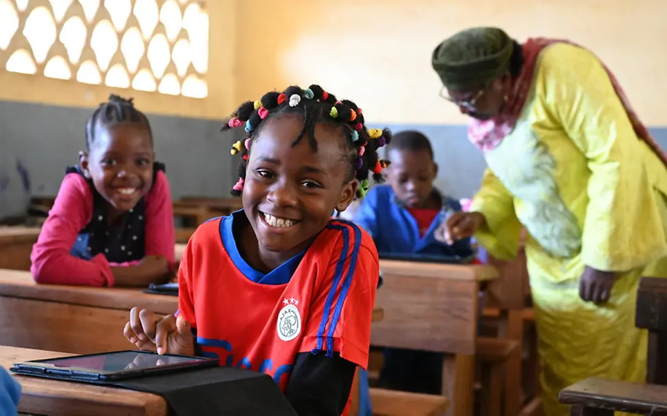Kind aus Kamerun lernt mit einem Tablet. I © UNICEF/Dejongh Kamerun: Kinder lernt in einer öffentlichen Schule mit einem Tablet.