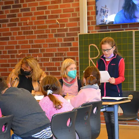 Auch das Protokoll der letzten Sitzung wird noch einmal vorgelesen. I © UNICEF/Morawitz Kinderrechteschulen: Die neunjährige Ella liest das Protokoll vor.