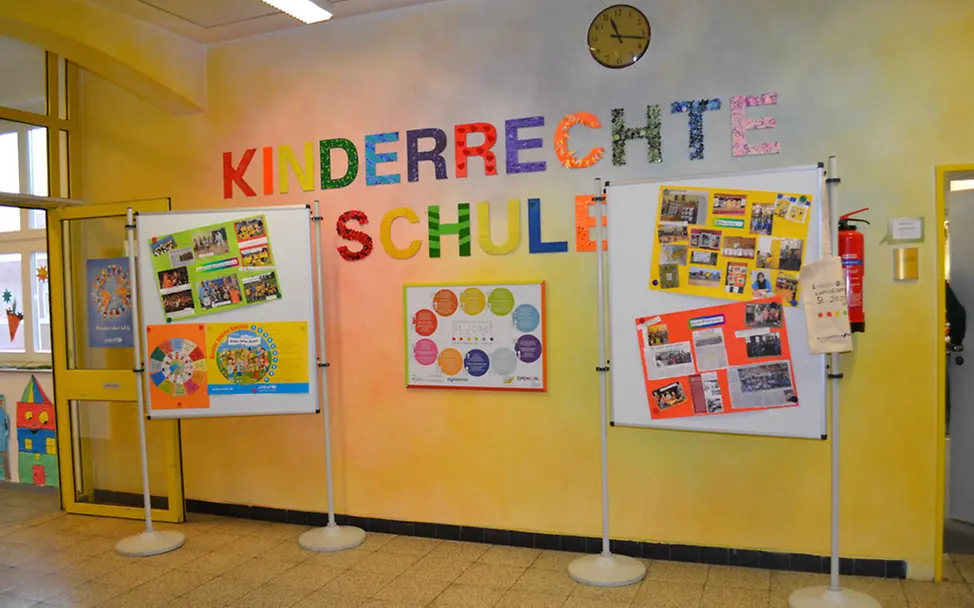 In der Mitte der Wand hängt der Kinderrechte-Vertrag. I © UNICEF/Morawitz Deutschland: Der Kinderrechte-Vertrag einer Kinderrechteschule.