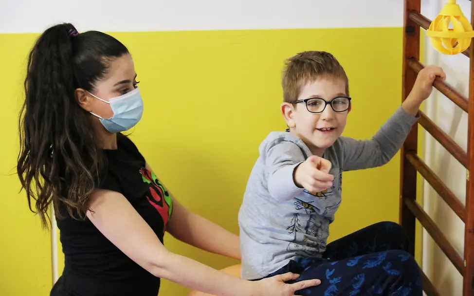 UNICEF: Ein junge während der Therapie | © UNICEF/Ilej UNICEF: Ein junge während der Therapie