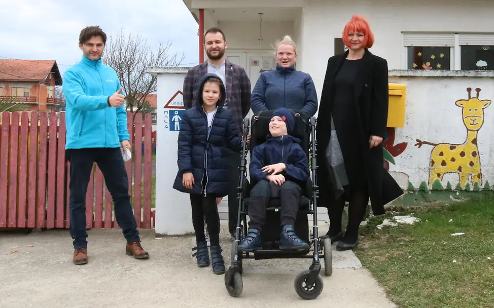 Lenn mit einer Familie | © UNICEF/Ilej Lenn mit einer Familie