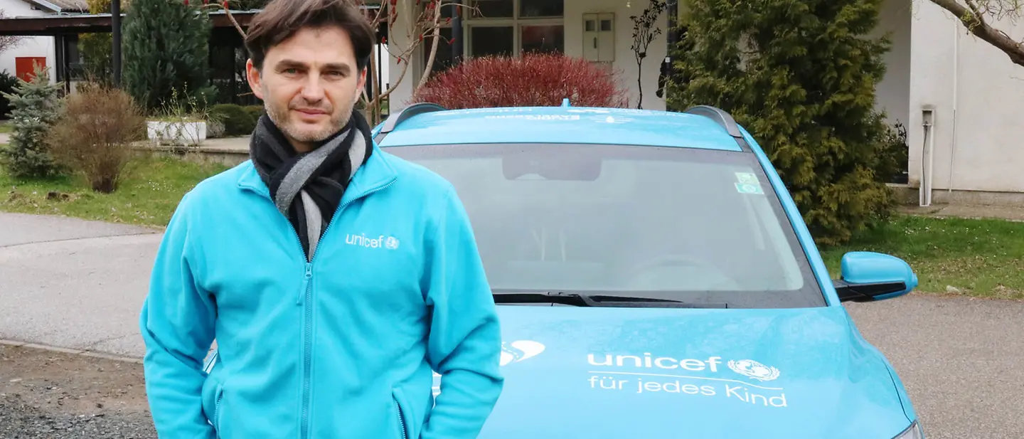 Lenn Kudrjawizki am Auto | © UNICEF/Ilej Neuer Inhalt