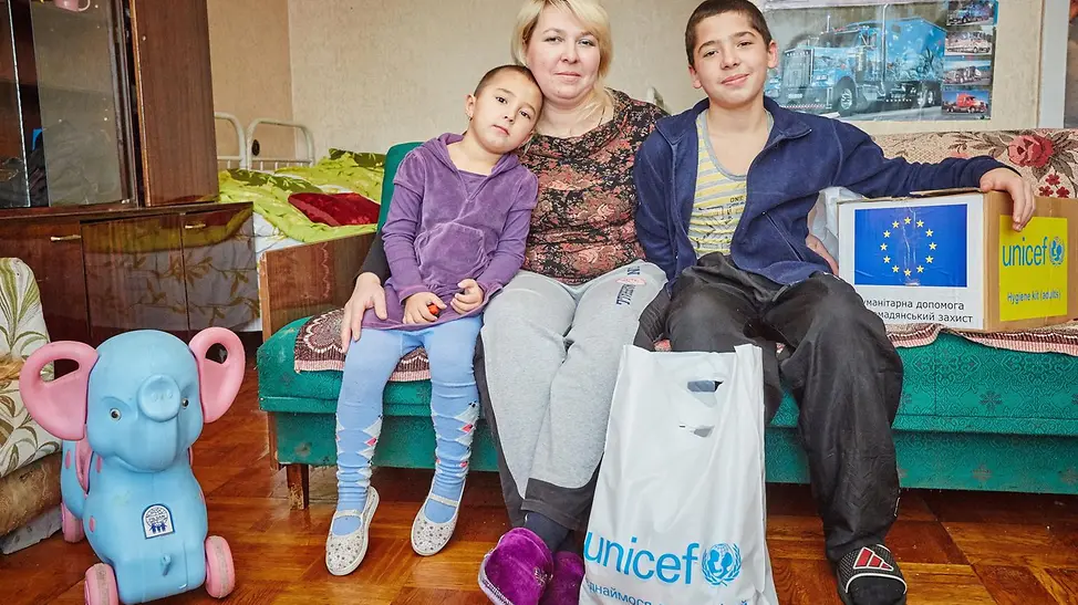 Ukraine-Krieg Verlauf: Eine Familie sitzt auf dem Sofa in ihrem neuen Zuhause.