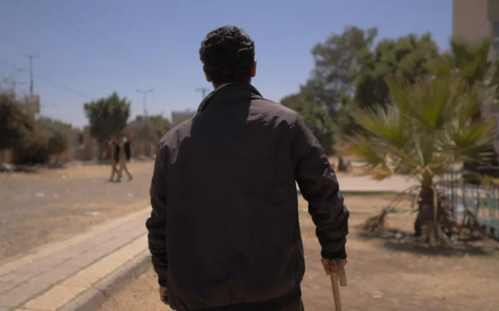 Jemen: Ein ehemaliger Kindersoldat geht auf einer Straße | © UNICEF/Fuad Kindersoldaten Jemen: Ein ehemaliger Kindersoldat geht auf einer Straße