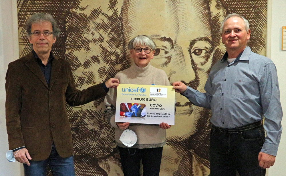 Scheckübergabe Konservatorium an UNICEF (c) Andrea Scholz Konservatorium übergibt Scheck an UNICEF