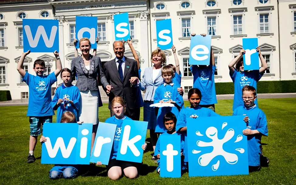 UNICEF-Aktionstag "Wasser wirkt" in Berlin mit Bettina Wulff, UNICEF-Vorstand Dr. Jürgen Heraeus und der neuen UNICEF-Schirmherrin Daniela Schadt | Foto: UNICEF/Julia Zimmermann Schloss Bellevue: UNICEF-Aktionstag "Wasser wirkt"