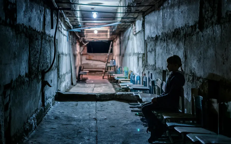 Die Angst vor Angriffen ist jederzeit präsent. | © UNICEF/Gilbertson VII Photo Lera sitzt im Luftschutzkeller ihrer Schule.