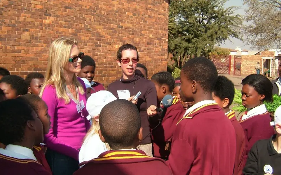 UNICEF-Botschafterin Nina Ruge während einer Projektreise nach Südafrika im Juni 2004. UNICEF-Botschafterin Nina Ruge während einer Projektreise nach Südafrika im Juni 2004.