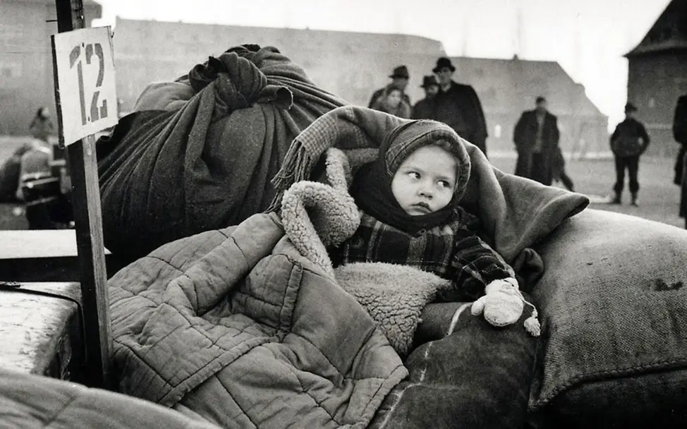 Ein kleines Mädchen mit Hilfsgütern im kriegszerstörten Deutschland der 1940er Jahre © UNICEF/UNRRA Ein kleines Mädchen mit Hilfsgütern im kriegszerstörten Deutschland der 1940er Jahre © UNICEF/UNRRA