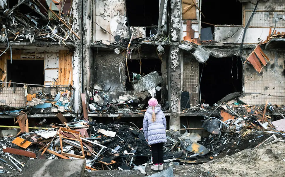 Ukraine-Konflikt: Ein Mädchen vor den Trümmern eines Hauses in Kiew | © UNICEF/Skyba for The Globe and Mail Ukraine-Konflikt: Ein Mädchen vor den Trümmern eines Hauses in Kiew